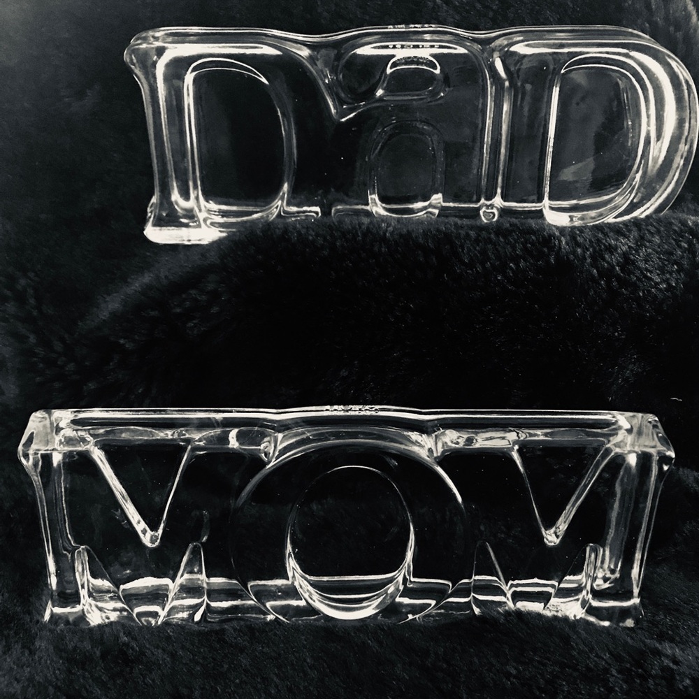 Vintage 1983 Avon “MOM” Glass Paperweight - Picture 10 of 10